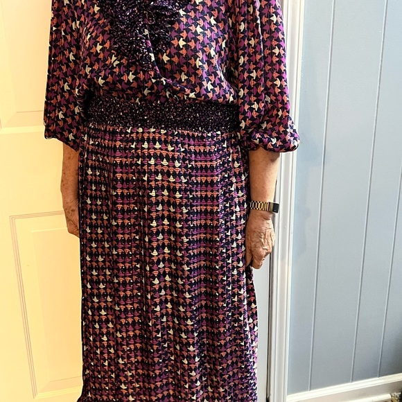 V-neck dress with ruffles neck and elastic waist band - Picture 5 of 5